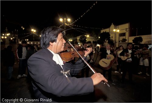 MEXICO - Citt del Messico - Plaza Garibaldi - "mariachi" suonano serenate alle coppie per pochi pesos