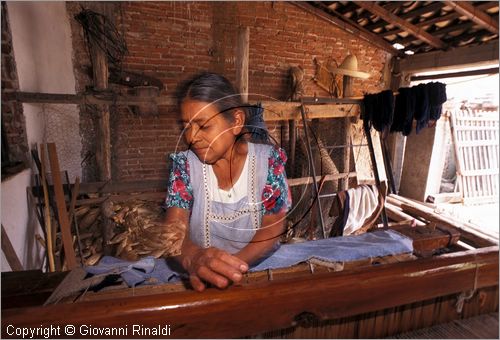 MEXICO - Teotlitan del Valle presso Oaxaca - centro della lavorazione dei tappeti fatti al telaio