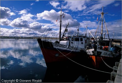 CILE - CHILE - Patagonia - Puerto Natales - Porto peschereccio