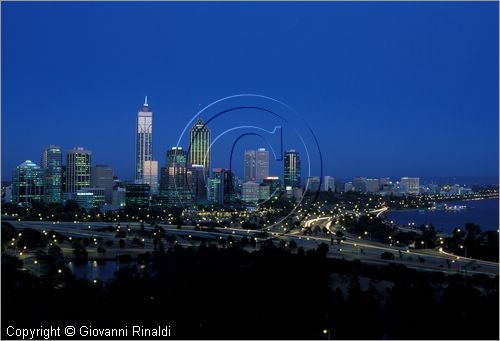 AUSTRALIA OCCIDENTALE - Perth - veduta serale della citt