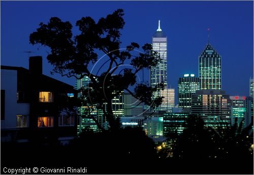 AUSTRALIA OCCIDENTALE - Perth - veduta serale della citt dalle case ai piedi di Kings Park