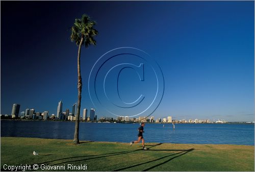 AUSTRALIA OCCIDENTALE - Perth - veduta della citt dal Sir James Mitchell Park sulla sponda opposta del fiume Swan