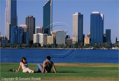 AUSTRALIA OCCIDENTALE - Perth - veduta della citt dal Sir James Mitchell Park sulla sponda opposta del fiume Swan