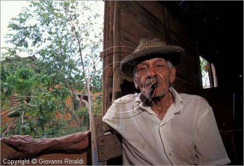 CUBA - (Pinar del Rio) - in una casa tra le piantagioni nella zona tra San Luis e San Juan y Martinez, dove si produce il miglior tabacco dell'isola - tutta la popolazione che vive in questa zona  coinvolta nella lavorazione dei sigari