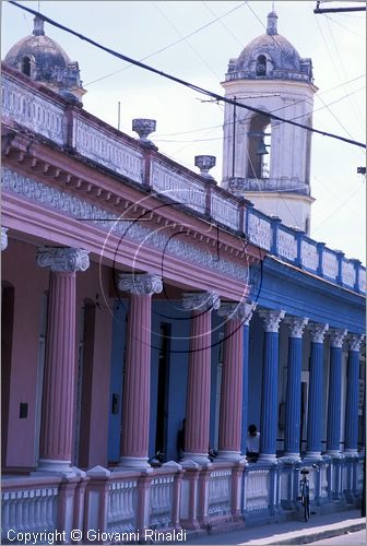 CUBA - Pinar del Rio - Call Mart, la via centrale della citt,  caratterizzata da lunghi portici che ombreggiano il passeggio