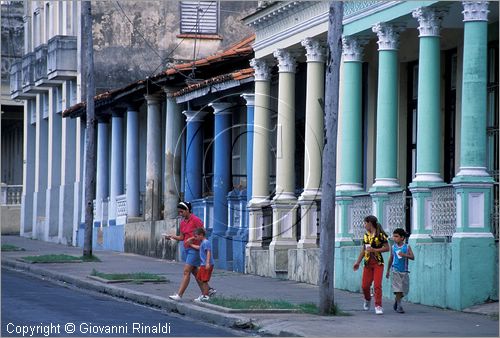 CUBA - Pinar del Rio - Call Mart, la via centrale della citt,  caratterizzata da lunghi portici che ombreggiano il passeggio