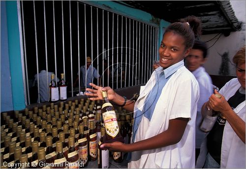 CUBA - Pinar del Rio - fabbrica di liquori La Occidental