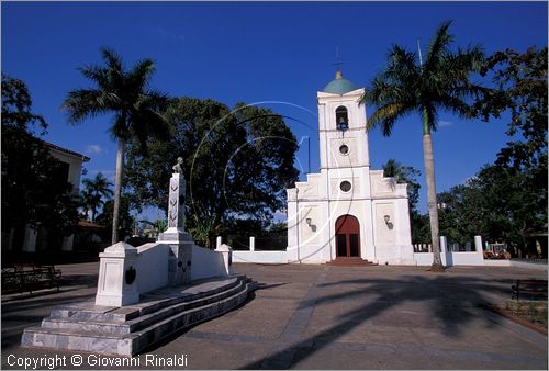 CUBA - Vinales - Plaza de Armas - piccola chiesa restaurata del XIX secolo