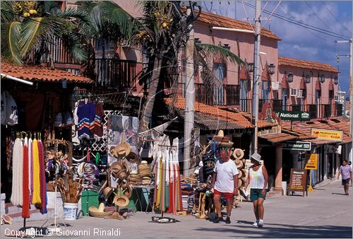 MEXICO - YUCATAN - Playa del Carmen - scorcio in una  via della cittadina