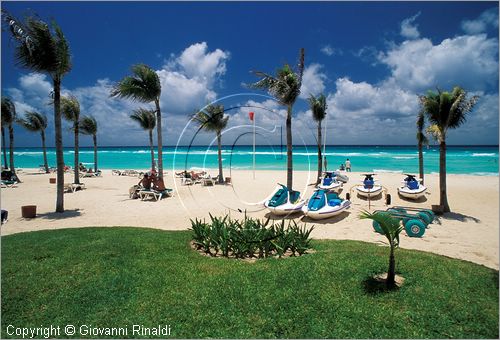 MEXICO - YUCATAN - Playa del Carmen - la spiaggia dell'hotel Riu Yucatan nell'insediamento turistico di Playacar a sud della cittadina