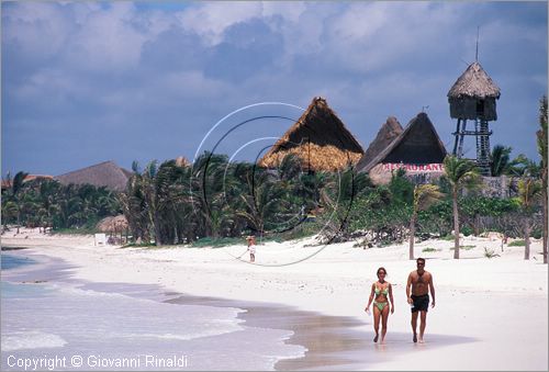 MEXICO - YUCATAN - (Playa del Carmen) - Puerto Aventuras - la spiaggia e dietro il ristorante Papaya Republic