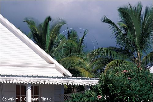 LA REUNION (Indian Ocean) - St.Gilles-Les-Bains sulla costa occidentale - particolare delle case lungo la spiaggia