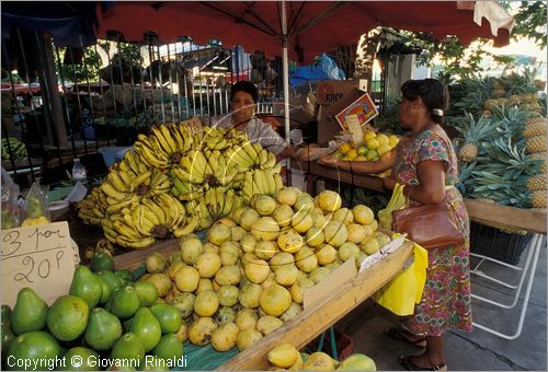 LA REUNION (Indian Ocean) - St.-Denis - mercato alimentare in rue du Marechel Leclerc