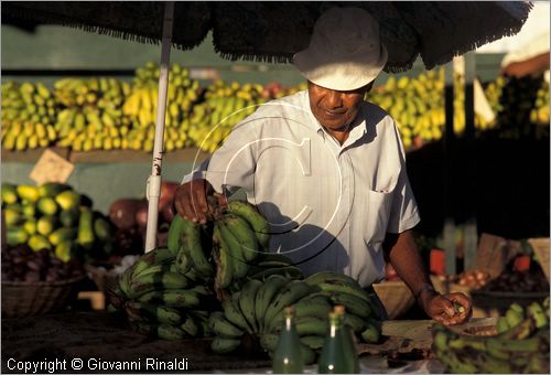 LA REUNION (Indian Ocean) - St.-Denis - mercato alimentare in rue du Marechel Leclerc