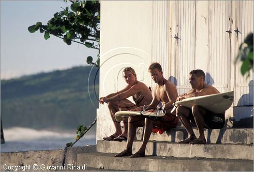 LA REUNION (Indian Ocean) - Etang Sal les Bains - la spiaggia a nord - surfisti in attesa dell'onda giusta