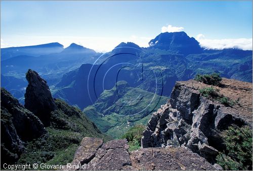 LA REUNION (Indian Ocean) - Piton Maido (2190 mt.) - veduta sul Cirque de Mafate