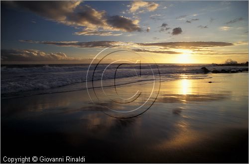 LA REUNION (Indian Ocean) - tramonto sulla la costa sud-occidentale presso Les Avirons con spiagge oceaniche e selvagge