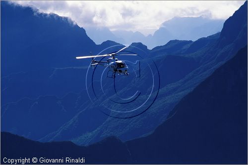 LA REUNION (Indian Ocean) - elicottero usato per voli panoramici nei canyon e nei crateri del vulcano