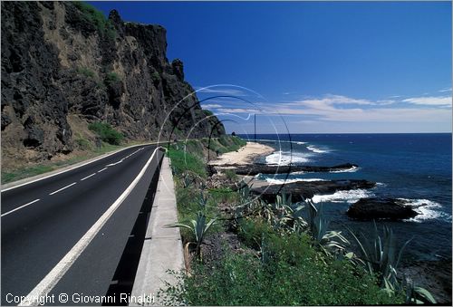 LA REUNION (Indian Ocean) - la strada panoramica lungo la costa occidentale presso Cap la Houssaque