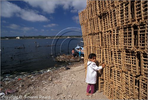 EGYPT - Rosetta (Rashid) - sulle sponde del delta del Nilo cassette in legno per il pesce