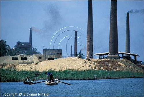 EGYPT - Rosetta (Rashid) - pescatore sulle sponde del delta del Nilo