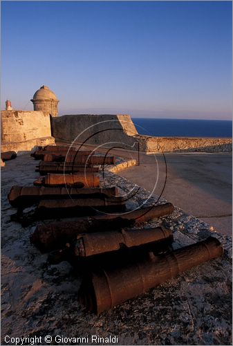 CUBA - Santiago de Cuba - Castillo de El Morro (progettato  dell'architetto italiano Battista Antonelli nel 1663) domina l'ingresso della baia