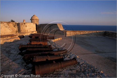 CUBA - Santiago de Cuba - Castillo de El Morro (progettato  dell'architetto italiano Battista Antonelli nel 1663) domina l'ingresso della baia