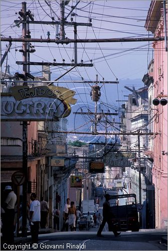 CUBA - Santiago de Cuba - una via del centro