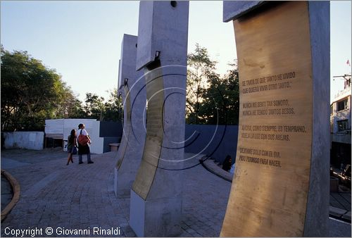 CILE - CHILE - Santiago del Cile - Barrio Bellavista - Monumento a Pablo Neruda di fronte a Chascona