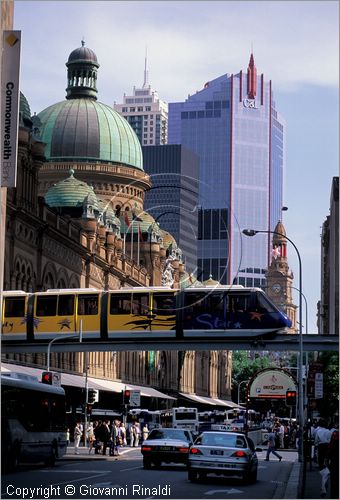 AUSTRALIA - SYDNEY - la tipica monorotaia che attraversa  il centro della citt sospesa tra i palazzi