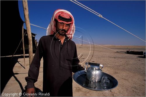 SYRIA - beduini del deserto in un accampamento tra la valle dell'Eufrate e Palmira