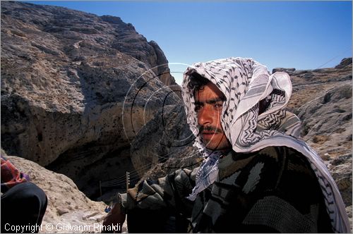 SYRIA - Maalula - piccolo villaggio tra le montagne a nord di Damasco dove si parla ancora un dialetto aramaico risalente al primo millennio a.C. - un pastore