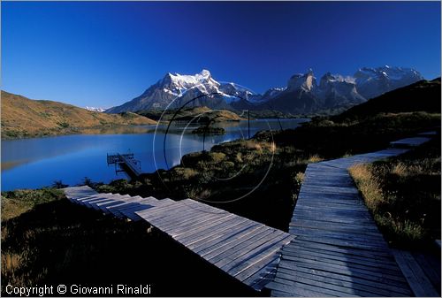 CILE - CHILE - PATAGONIA - Parco Nazionale Torres del Paine - veduta sul lago Pehoe e sul gruppo del Paine dall'Hotel Explora