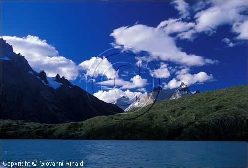 CILE - CHILE - PATAGONIA - Parco Nazionale Torres del Paine - veduta sul lago Pehoe alle pendici meridionali del gruppo del Paine