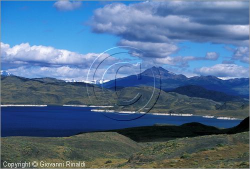 CILE - CHILE - PATAGONIA - Parco Nazionale Torres del Paine - Lago Sarmiento de Gamboa, dietro la Sierra del Toro