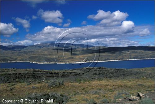 CILE - CHILE - PATAGONIA - Parco Nazionale Torres del Paine - Lago Sarmiento de Gamboa, dietro la Sierra del Toro