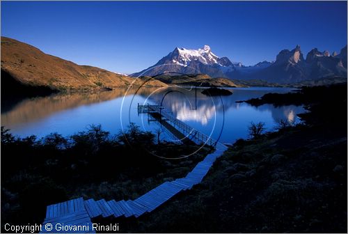 CILE - CHILE - PATAGONIA - Parco Nazionale Torres del Paine - il lago Pehoe e le passerelle in legno dell'Hotel Explora