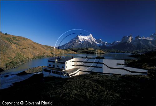 CILE - CHILE - PATAGONIA - Parco Nazionale Torres del Paine - L'Hotel Explora sul Lago Pehoe con vista sul gruppo del Paine