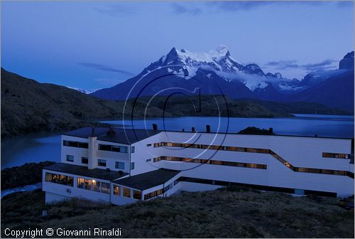 CILE - CHILE - PATAGONIA - Parco Nazionale Torres del Paine - L'Hotel Explora sul Lago Pehoe con vista sul gruppo del Paine