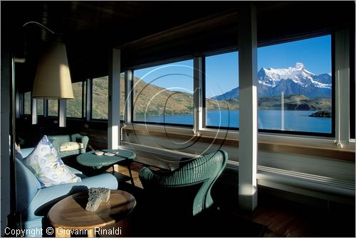 CILE - CHILE - PATAGONIA - Parco Nazionale Torres del Paine - L'Hotel Explora sul Lago Pehoe con vista sul gruppo del Paine