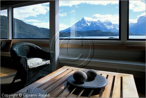 CILE - CHILE - PATAGONIA - Parco Nazionale Torres del Paine - L'Hotel Explora sul Lago Pehoe con vista sul gruppo del Paine