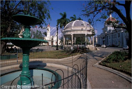 CUBA - Cienfuegos - Parque Jos Marti - la piazza principale della citt dedicata all'eroe-poeta dell'indipendenza cubana