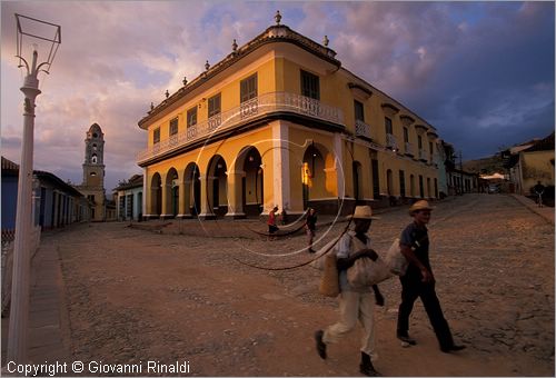 CUBA - Trinidad - Plaza Mayor, la piazza terrazzata con giardini, palme, inferriate, lampioni e vasi in ceramica - il Palacio Brunet