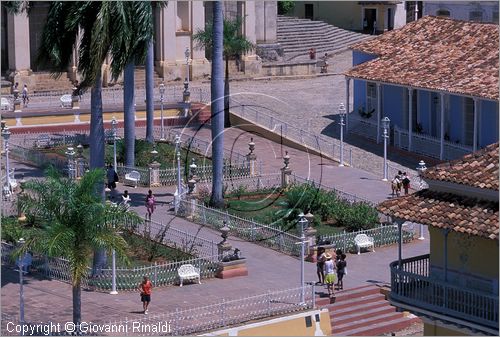 CUBA - Trinidad - Plaza Mayor, la piazza terrazzata con giardini, palme, inferriate, lampioni e vasi in ceramica