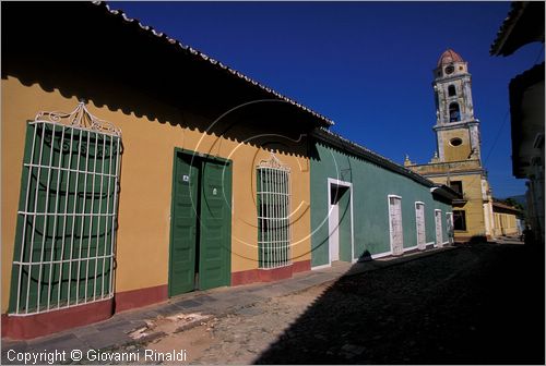 CUBA - Trinidad - scorcio nelle vie del centro e la chiesa di  San Francesco