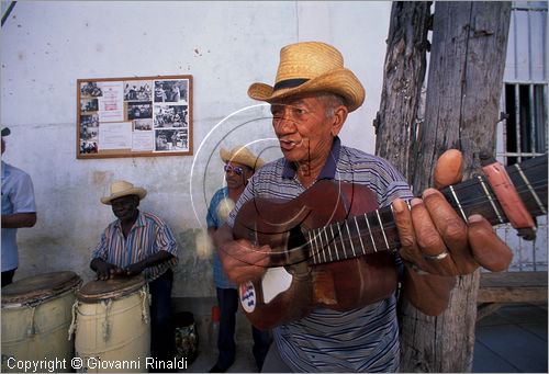 CUBA - Trinidad - gruppo musicale Los Pinos nelle vie del centro