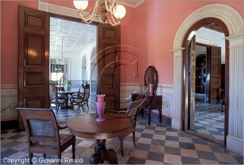 CUBA - Trinidad - Plaza Mayor - Palacio Brunet - Museo Romantico, espone mobili dell'artigianato locale provenienti dal palazzi della citt