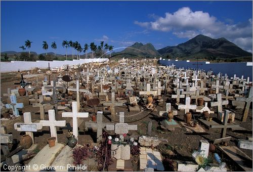 CUBA - (Trinidad) - Banao - cimitero (sulla strada per Sancti Spiritu)