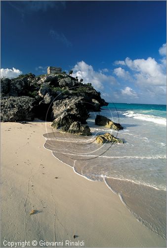 MEXICO - YUCATAN - Area archeologica di Tulum, antica citt costiera Maya-Tolteca (1100 d.C.) - la spiaggia e il Tempio del Dio del Vento