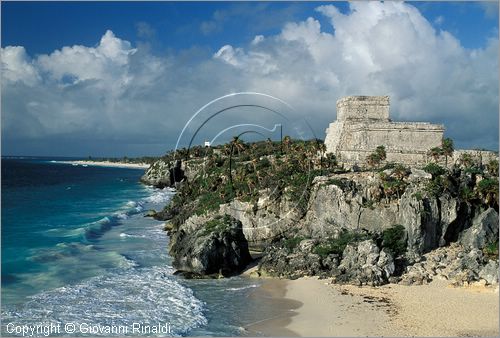 MEXICO - YUCATAN - Area archeologica di Tulum, antica citt costiera Maya-Tolteca (1100 d.C.) - veduta del Castillo a picco sul mare